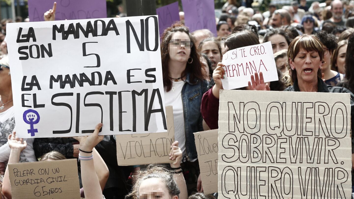 Cientos de personas se han concentrado este mediod&iacute;a frente al Palacio de Justicia de Navarra