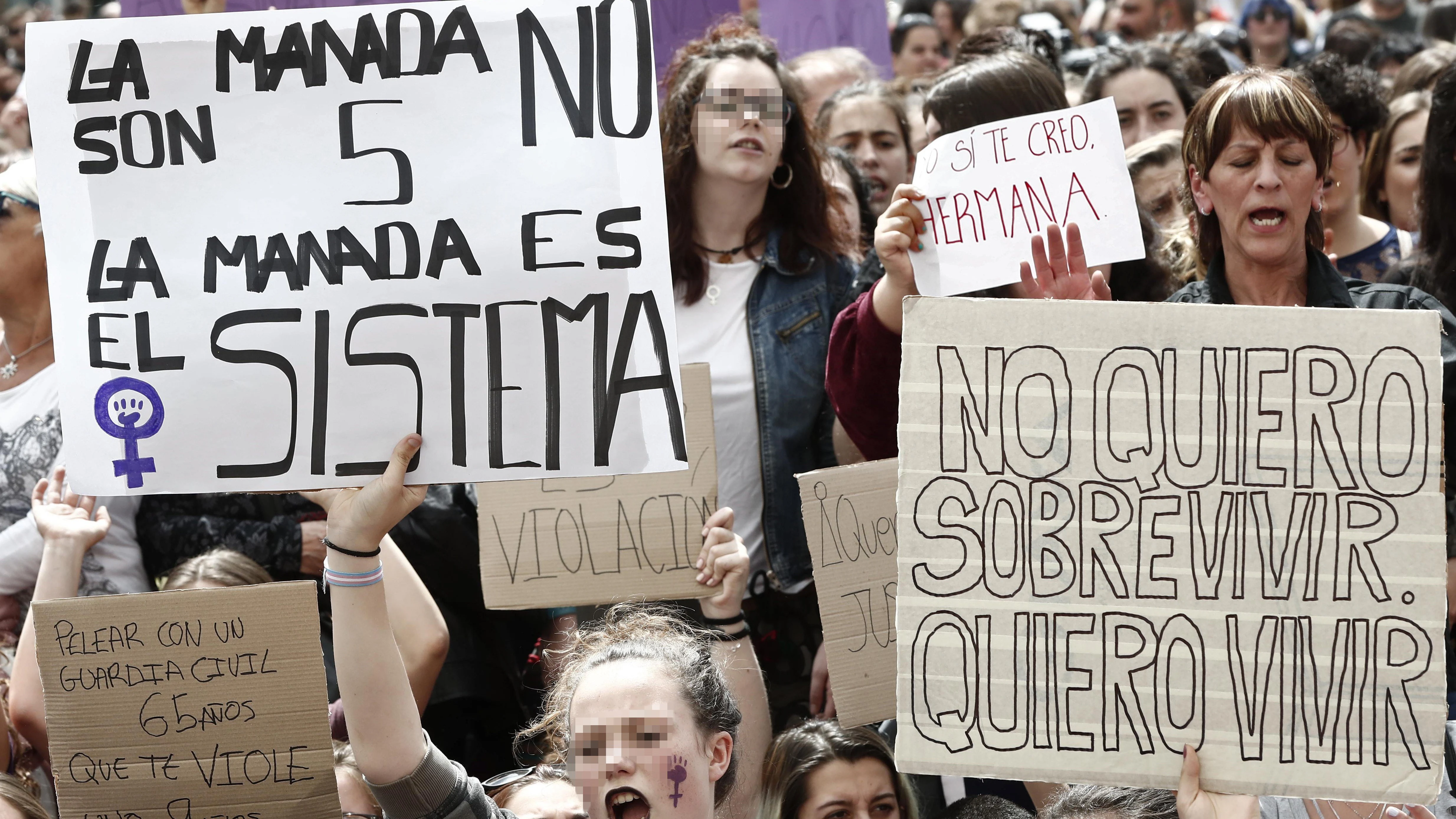 Cientos de personas se han concentrado este mediodía frente al Palacio de Justicia de Navarra