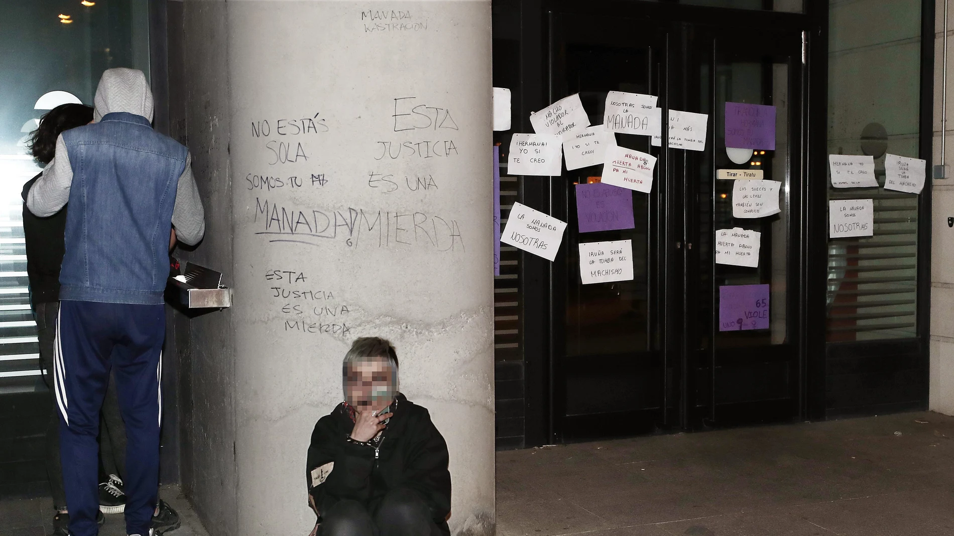 Varias pintadas y carteles en contra de la sentencia de la Audiencia de Navarra