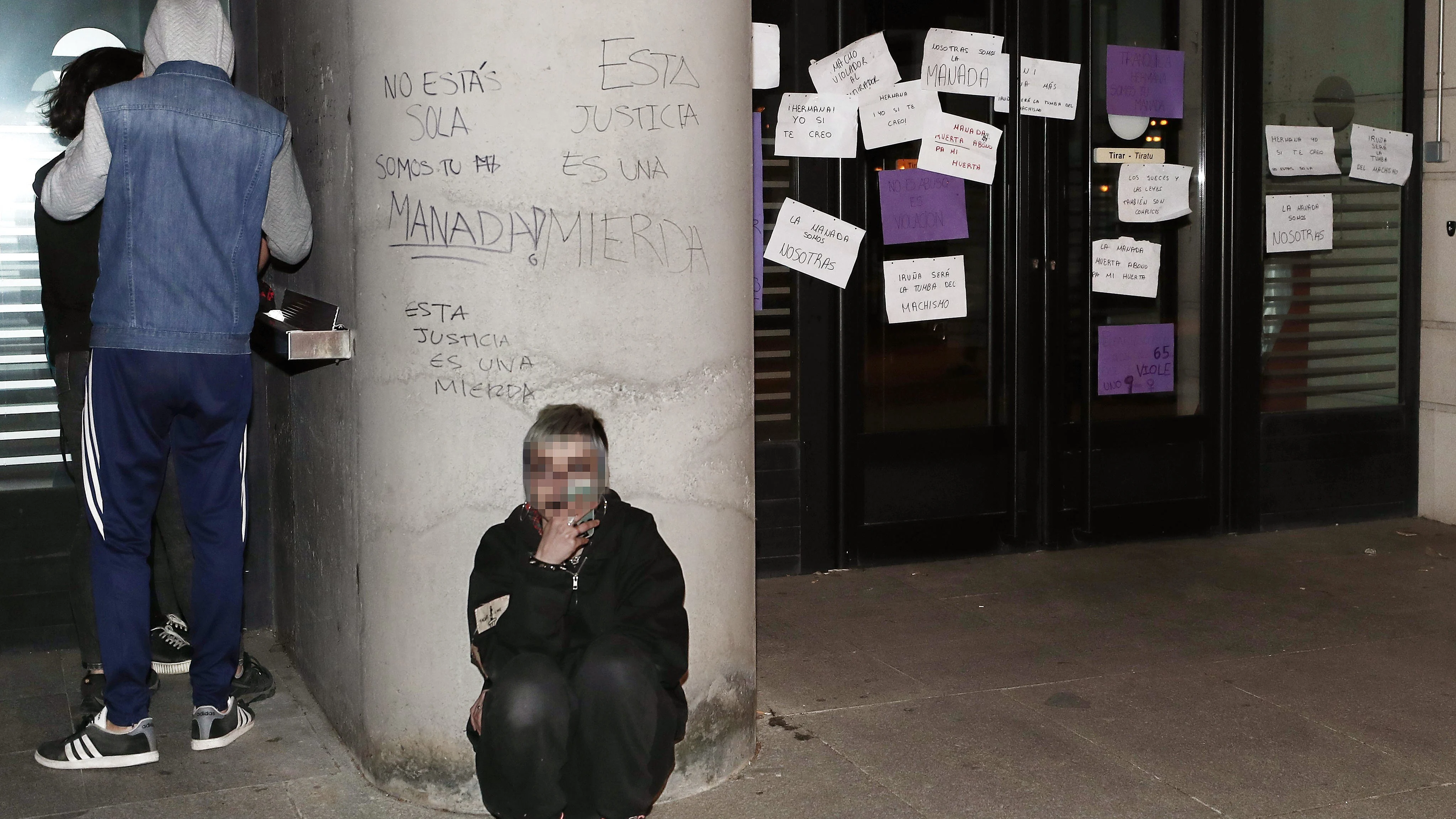 Varias pintadas y carteles en contra de la sentencia de la Audiencia de Navarra