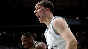 Doncic celebra su canasta ante el Panathinaikos