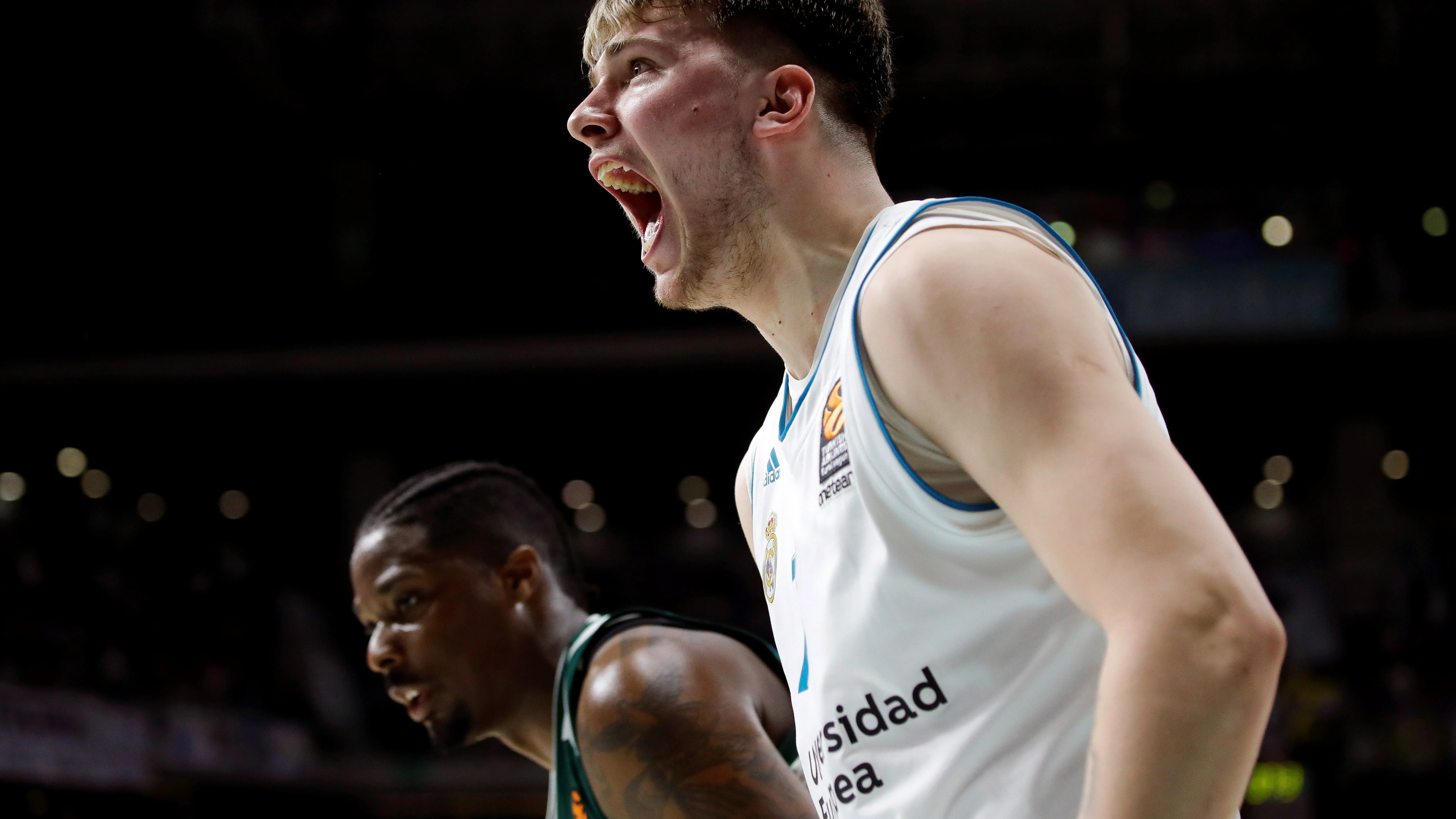 Doncic celebra su canasta ante el Panathinaikos