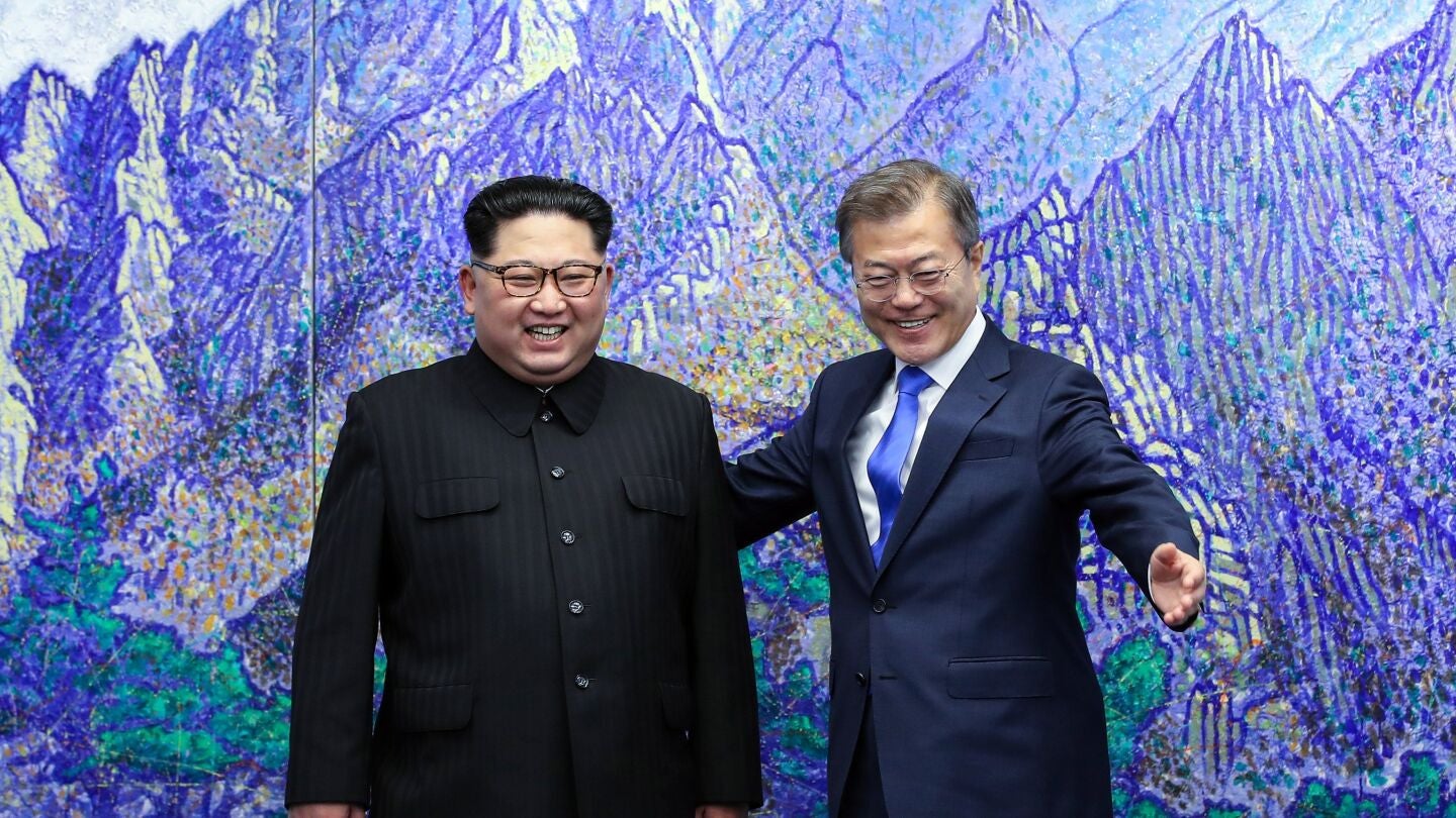 El presidente de Corea del Sur, Moon Jae-in, y el l&iacute;der norcoreano, Kim Jong-un 