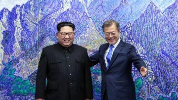 El presidente de Corea del Sur, Moon Jae-in, y el líder norcoreano, Kim Jong-un 
