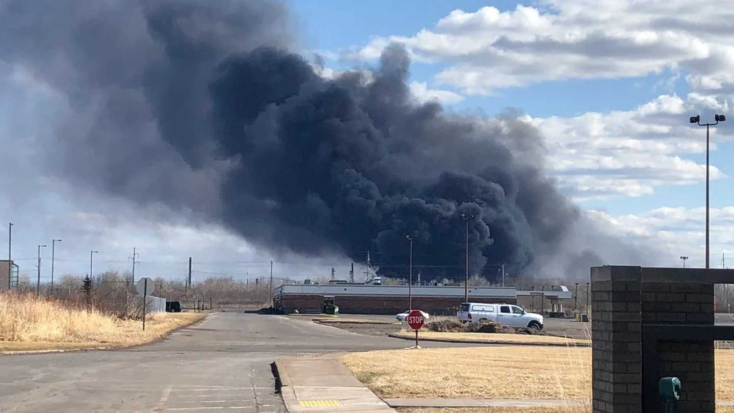 Al menos 20 personas han resultado heridas por un incendio registrado en una refinería en Wisconsin Al menos 20 personas han resultado heridas por un incendio registrado en una refinería en Wisconsin