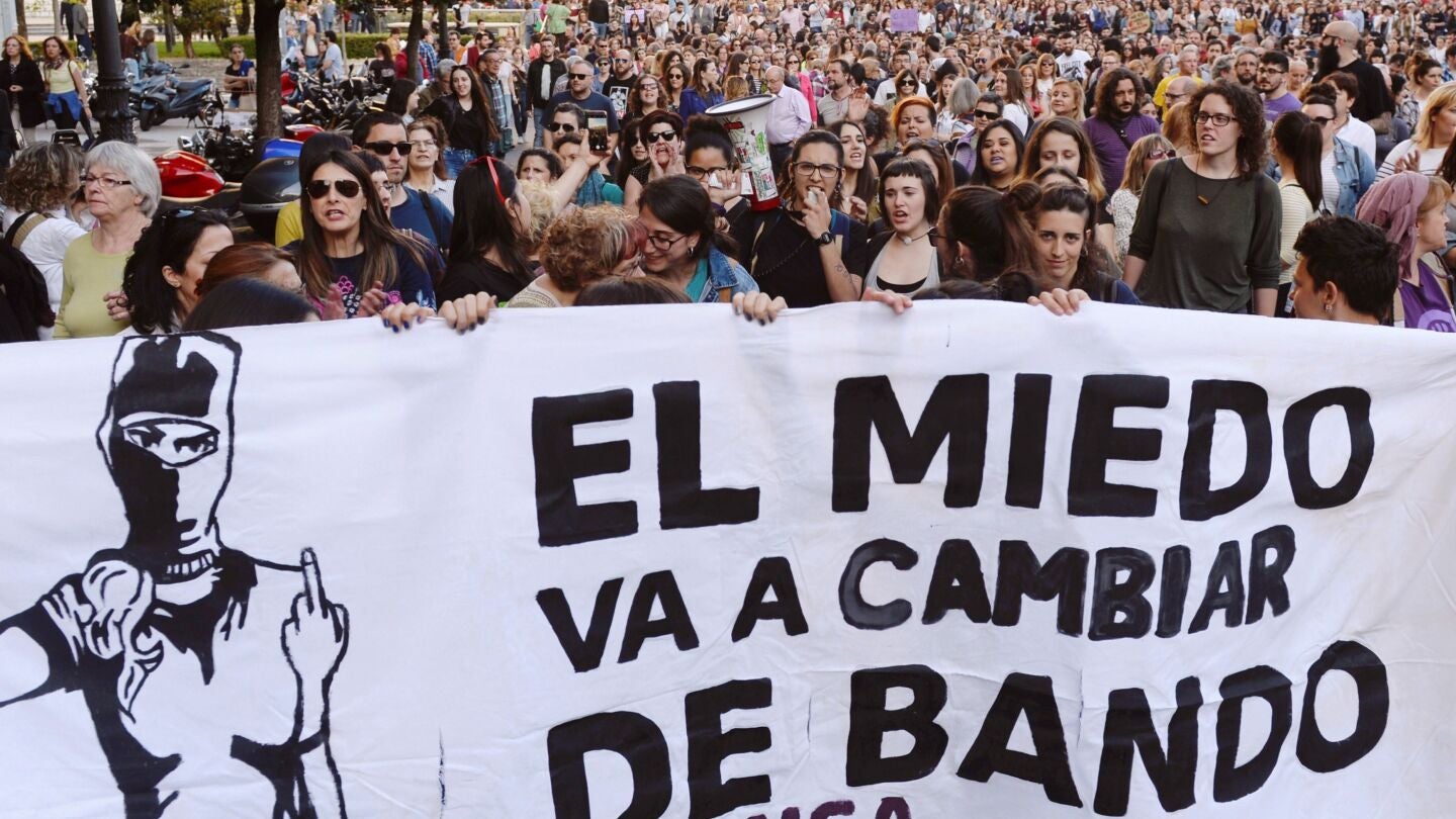 Miles de personas abarrotan calles y plazas contra la sentencia de la Manada
