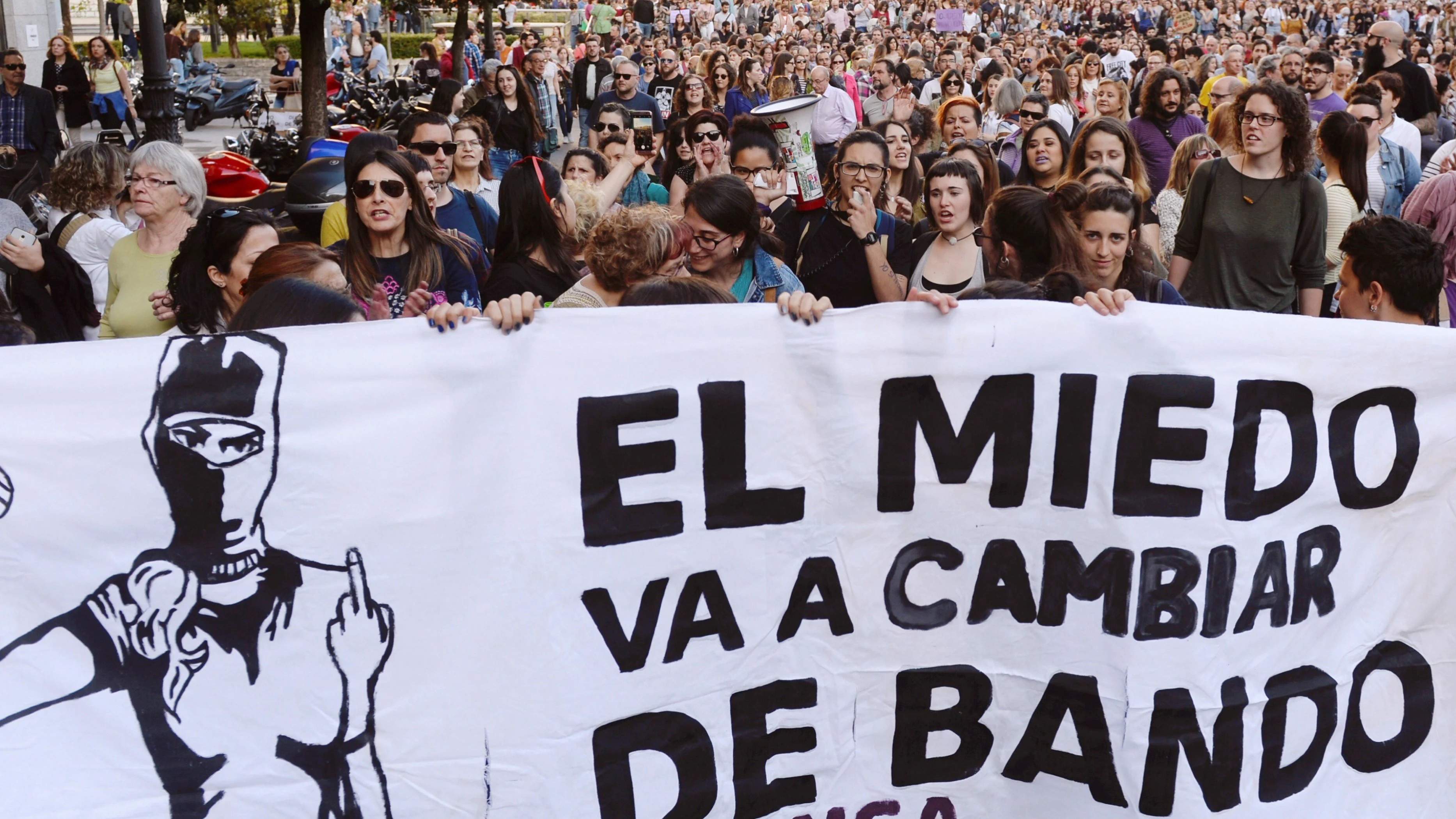 Miles de personas abarrotan calles y plazas contra la sentencia de la Manada