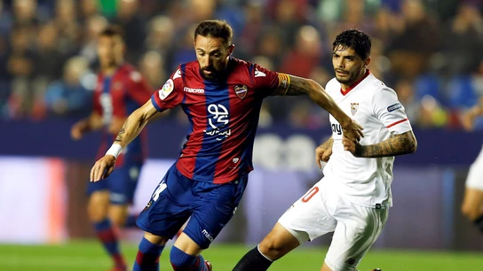 Morales conduce el balón ante la defensa de Banega Morales conduce el balón ante la defensa de Banega