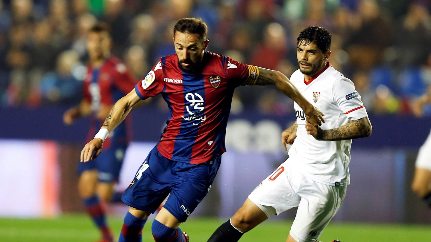 Morales conduce el balón ante la defensa de Banega Morales conduce el balón ante la defensa de Banega