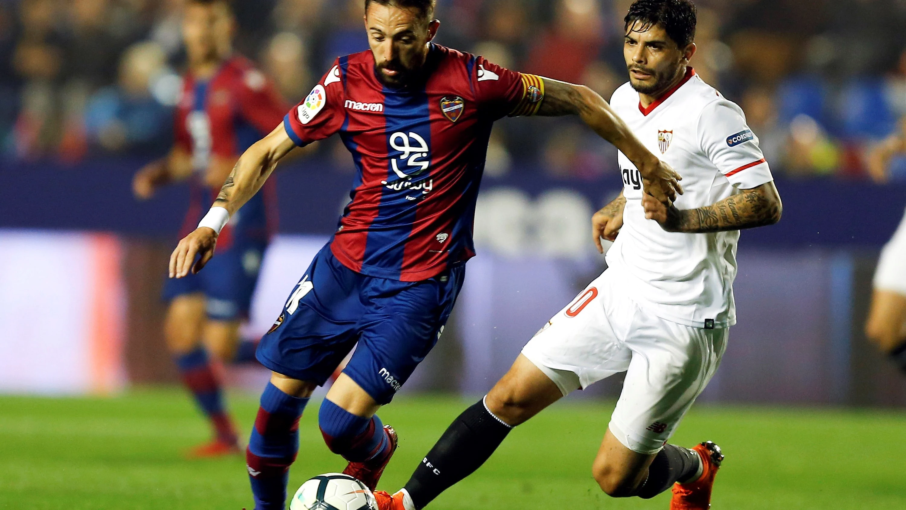 Morales conduce el balón ante la defensa de Banega