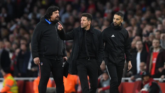 Simeone muestra su desacuerdo con el colegiado Simeone muestra su desacuerdo con el colegiado