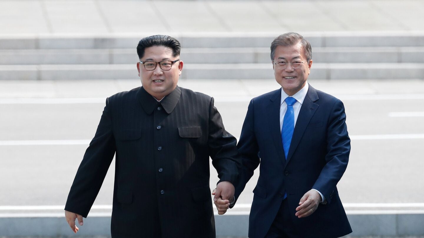El presidente surcoreano, Moon Jae-in, y el l&iacute;der del Norte, Kim Jong-un, caminan tomados de la mano