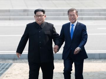 El presidente surcoreano, Moon Jae-in, y el líder del Norte, Kim Jong-un, caminan tomados de la mano El presidente surcoreano, Moon Jae-in, y el líder del Norte, Kim Jong-un, caminan tomados de la mano