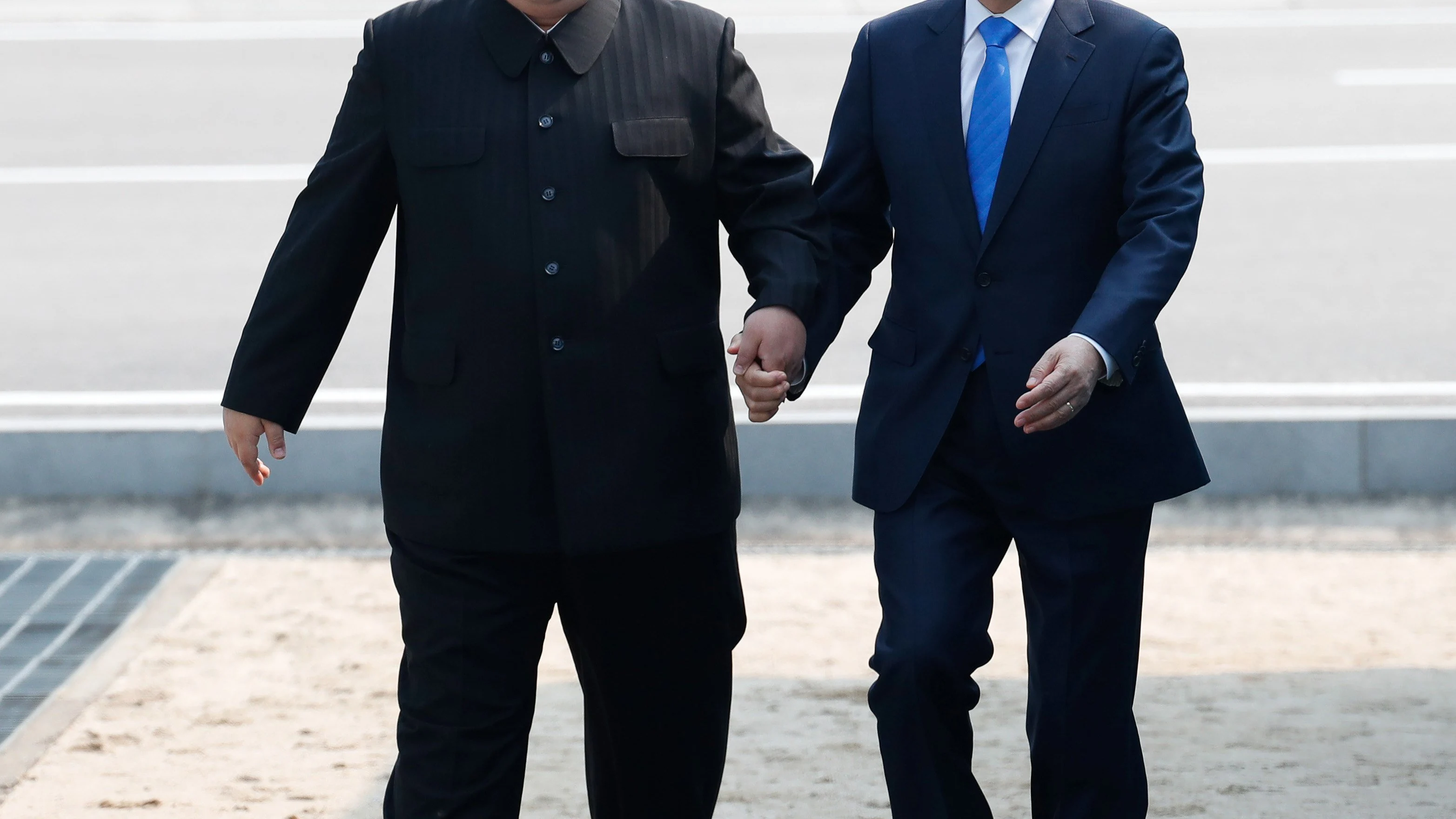 El presidente surcoreano, Moon Jae-in, y el líder del Norte, Kim Jong-un, caminan tomados de la mano