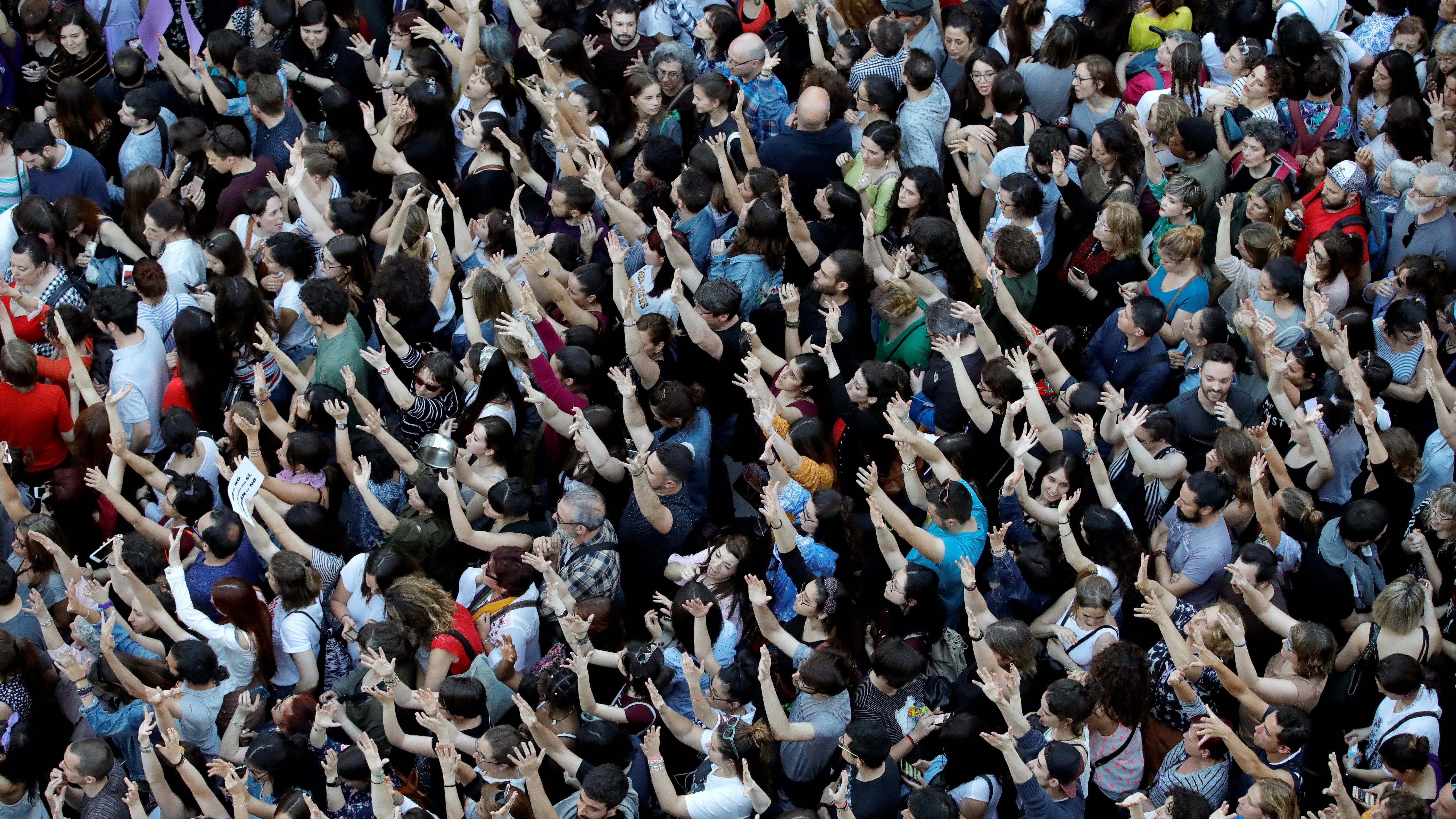 Miles de personas asisten a la concentración convocada por colectivos feministas