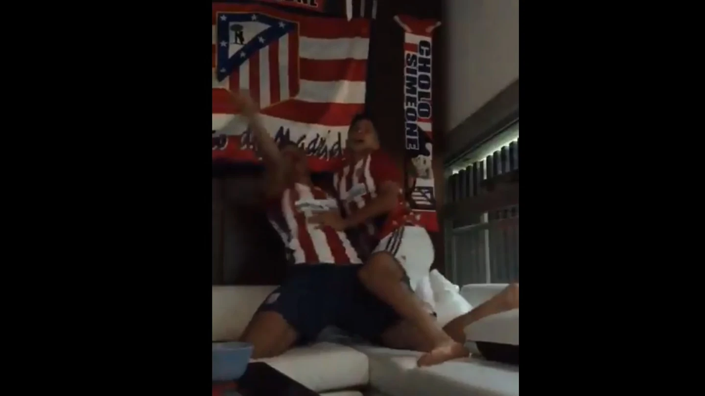 Los hijos de Simeone celebran el empate del Atlético Los hijos de Simeone celebran el empate del Atlético