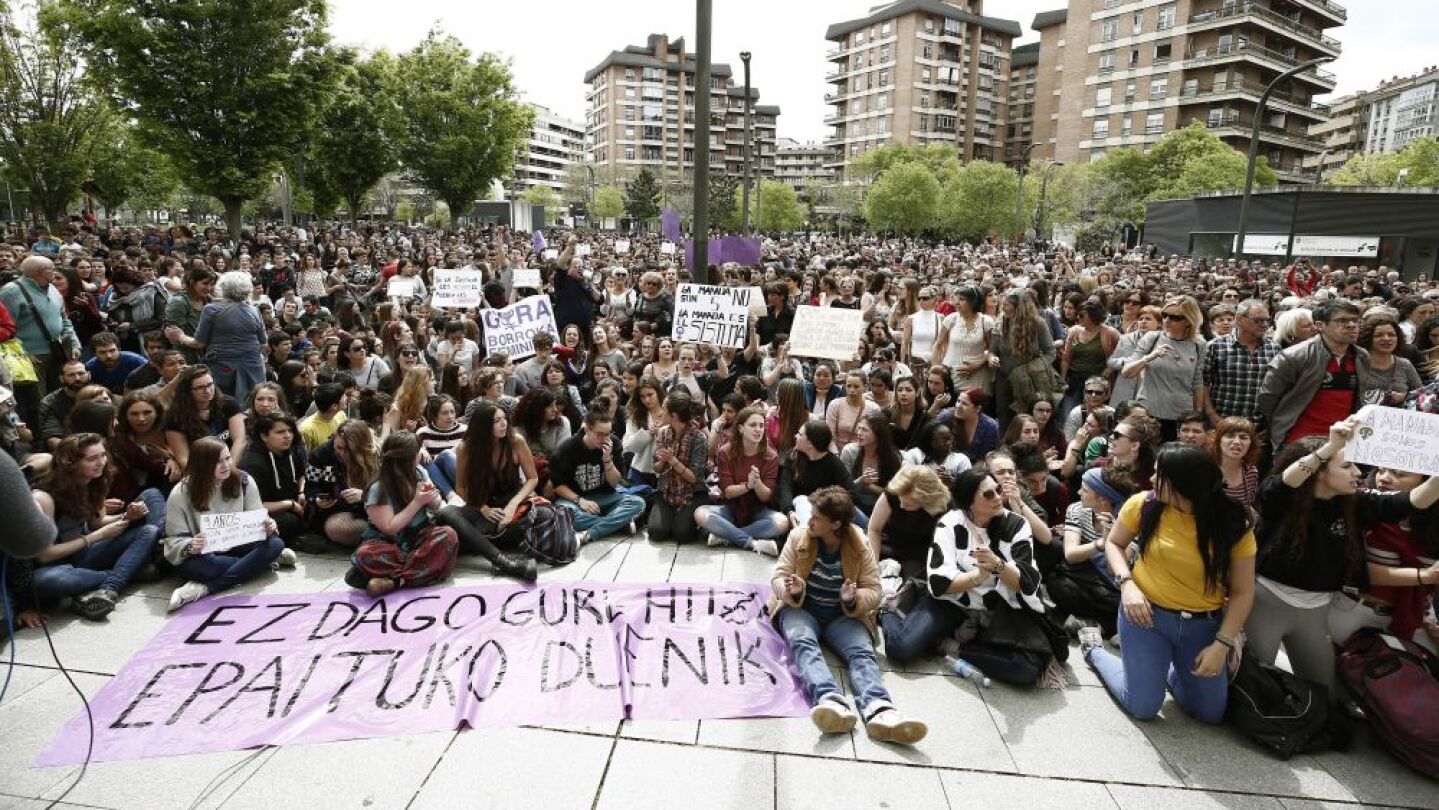 La marea feminista vuelve a manifestarse en Pamplona contra la sentencia a 'La Manada': "No es abuso, es violaci&oacute;n"
