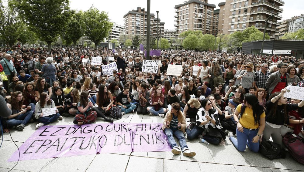 La marea feminista vuelve a manifestarse en Pamplona contra la sentencia a 'La Manada': "No es abuso, es violación"