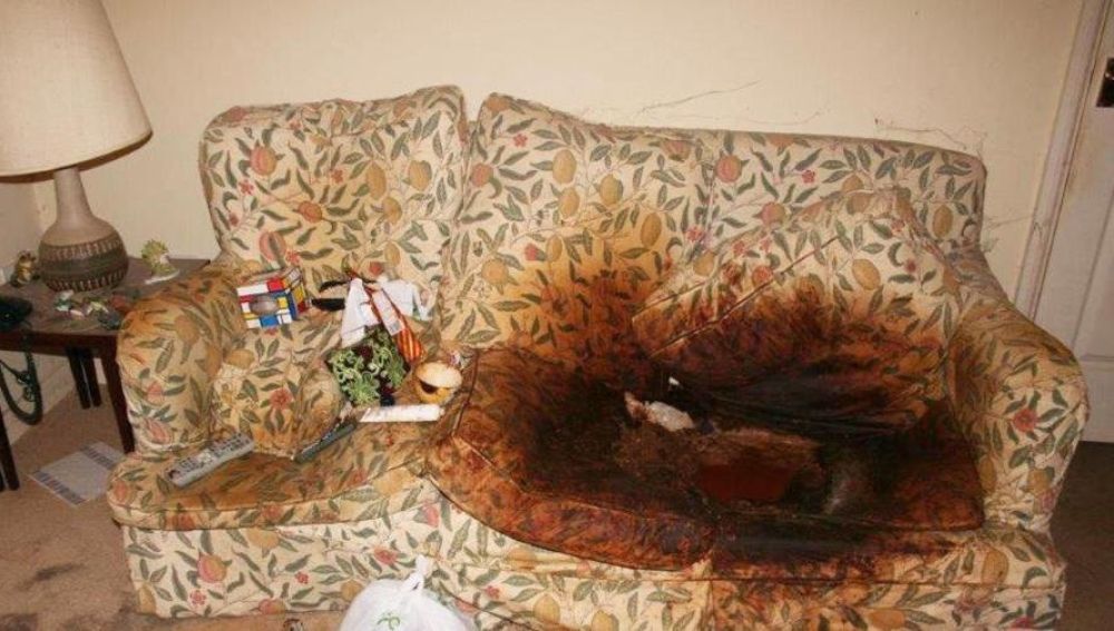 El sofá en el que fue encontrada la víctima