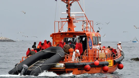 Una embarcación de Salvamento Marítimo traslada al puerto de Almería a los 47 inmigrantes Una embarcación de Salvamento Marítimo traslada al puerto de Almería a los 47 inmigrantes