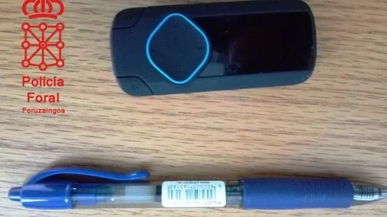 Imagen facilitada por la Policía del bolíografo y el mp3 usados para copiar Imagen facilitada por la Policía del bolíografo y el mp3 usados para copiar