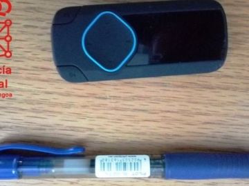 Imagen facilitada por la Policía del bolíografo y el mp3 usados para copiar Imagen facilitada por la Policía del bolíografo y el mp3 usados para copiar