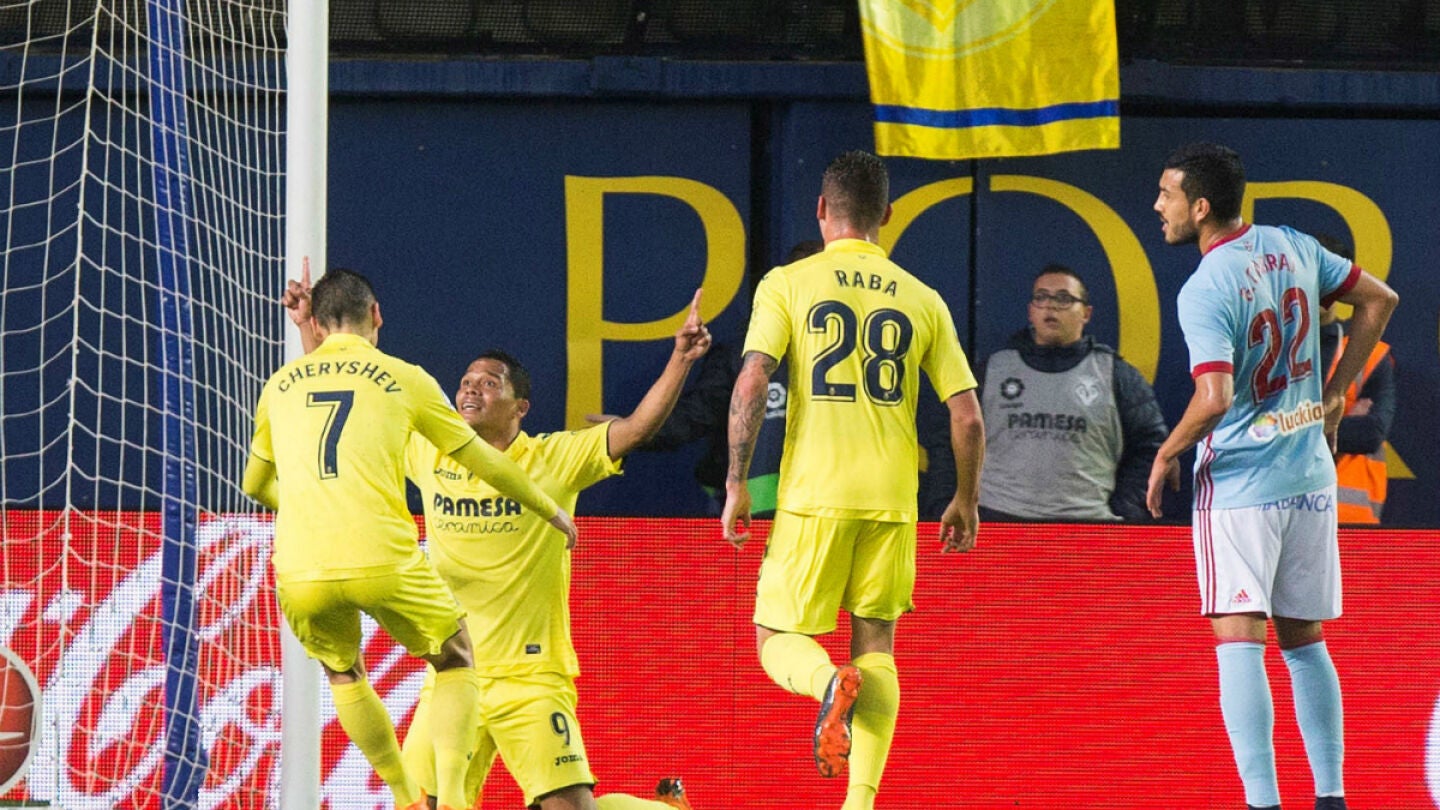 Bacca celebra un gol