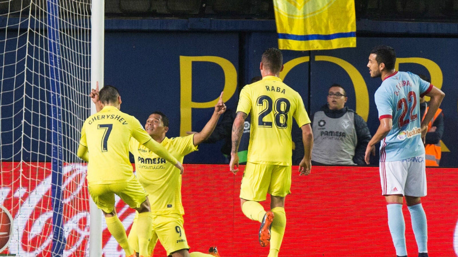 Bacca celebra un gol