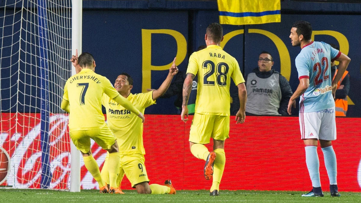 Bacca celebra un gol