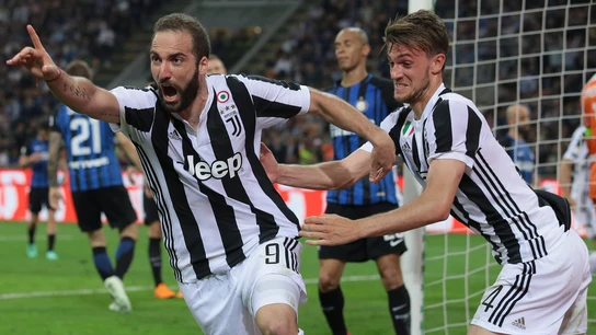 Higuaín celebra su gol decisivo con la Juventus Higuaín celebra su gol decisivo con la Juventus