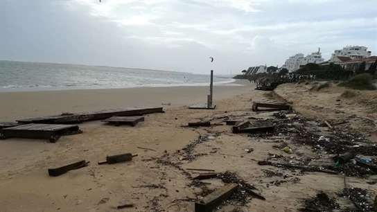 Destrozos en la playa de El Portil, Huelva Destrozos en la playa de El Portil, Huelva