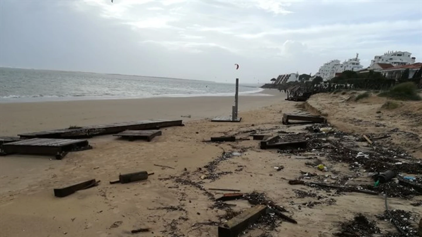 Destrozos en la playa de El Portil, Huelva Destrozos en la playa de El Portil, Huelva