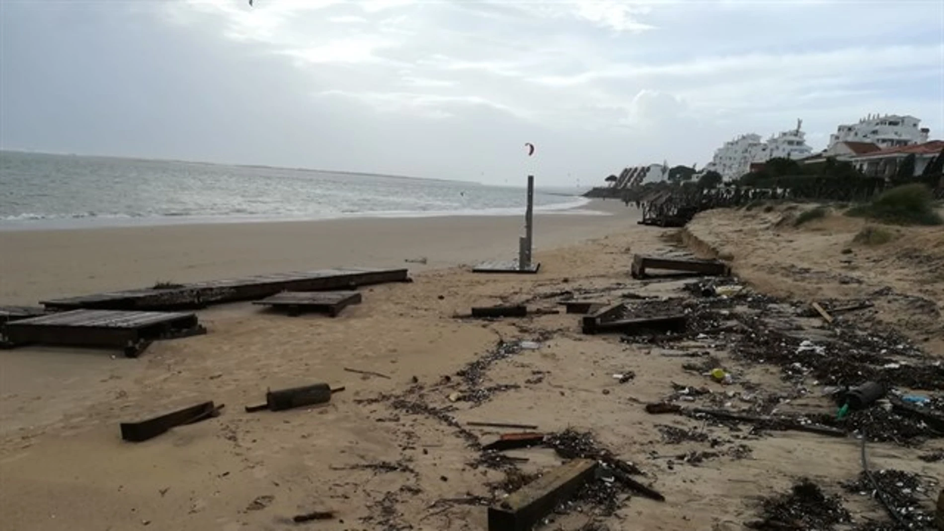 Destrozos en la playa de El Portil, Huelva