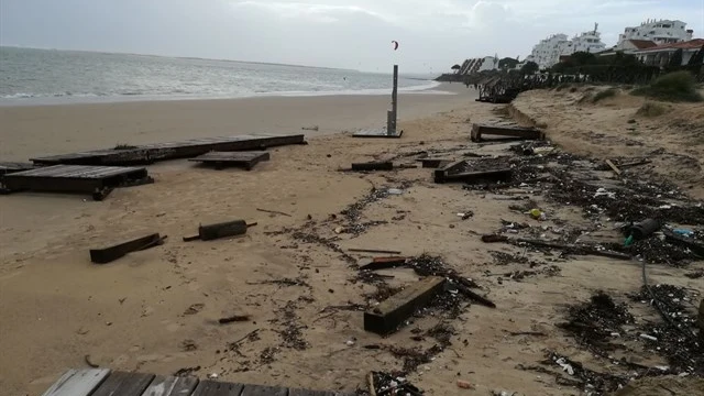 Destrozos en la playa de El Portil, Huelva