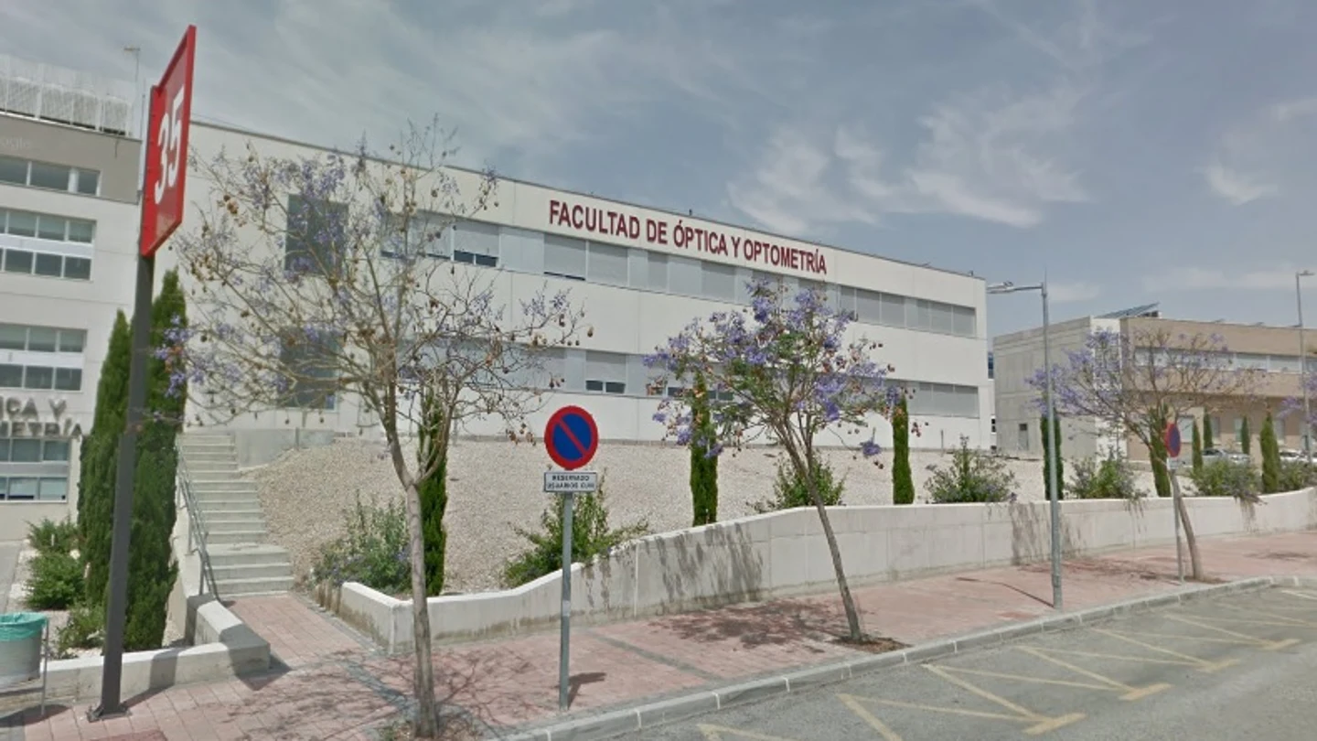 La Facultad de Óptica y Optometría de la Universidad de Murcia La Facultad de Óptica y Optometría de la Universidad de Murcia