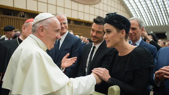El papa Francisco saluda a Katy Perry, Orlando Bloom y Peter Gabriel El papa Francisco saluda a Katy Perry, Orlando Bloom y Peter Gabriel