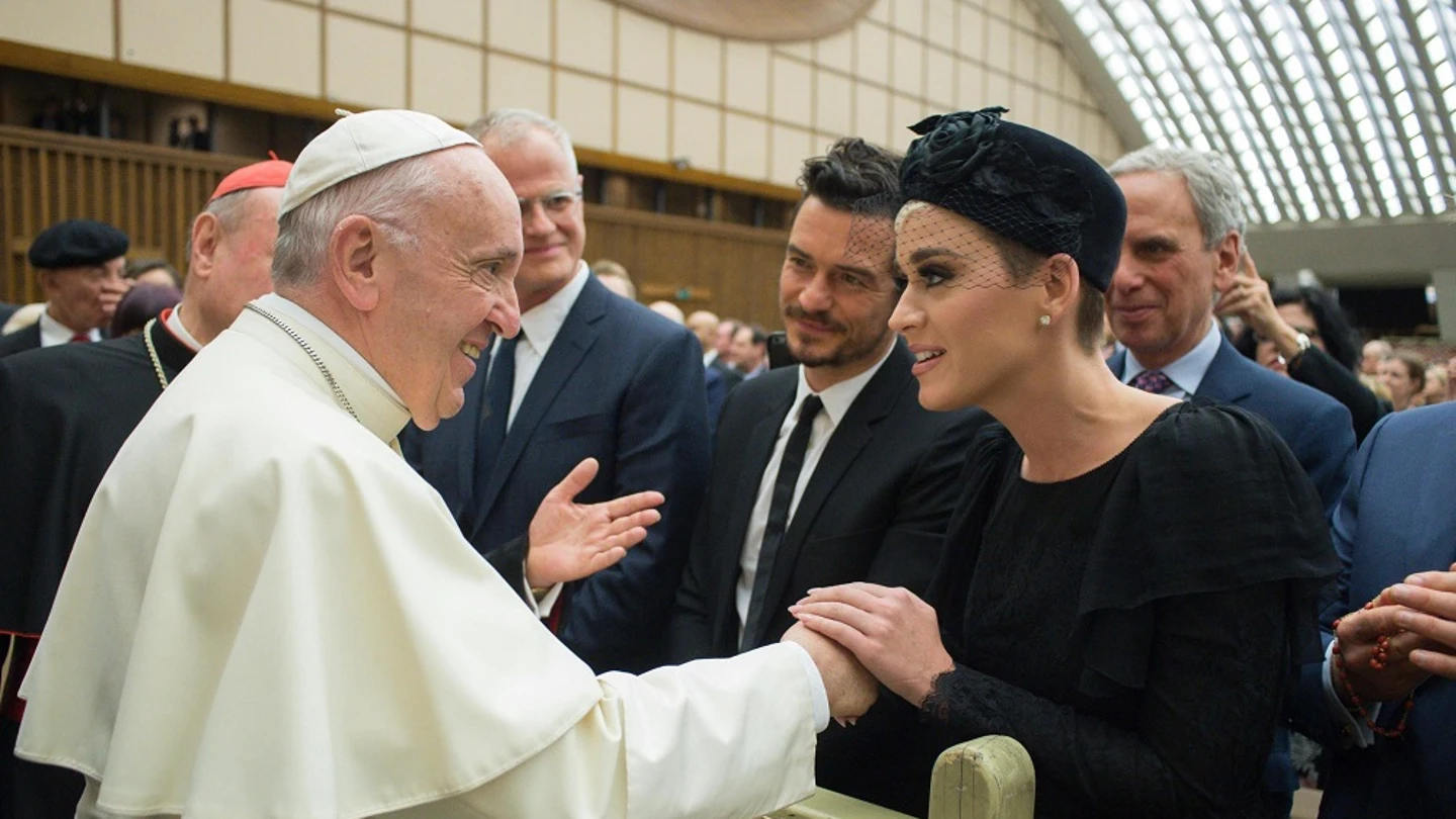 El papa Francisco saluda a Katy Perry, Orlando Bloom y Peter Gabriel El papa Francisco saluda a Katy Perry, Orlando Bloom y Peter Gabriel