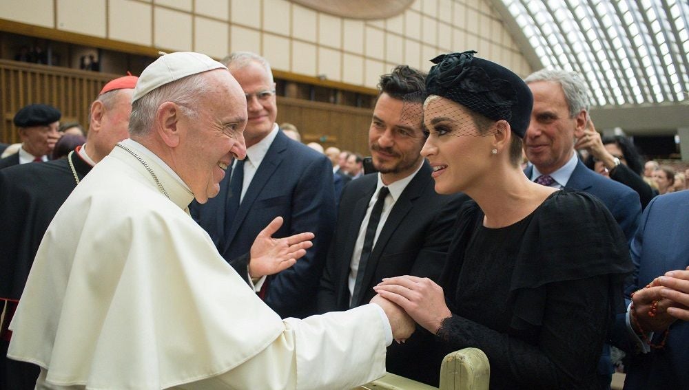 El papa Francisco saluda a Katy Perry, Orlando Bloom y Peter Gabriel 