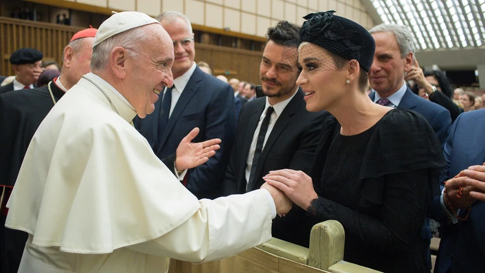 El papa Francisco saluda a Katy Perry, Orlando Bloom y Peter Gabriel 