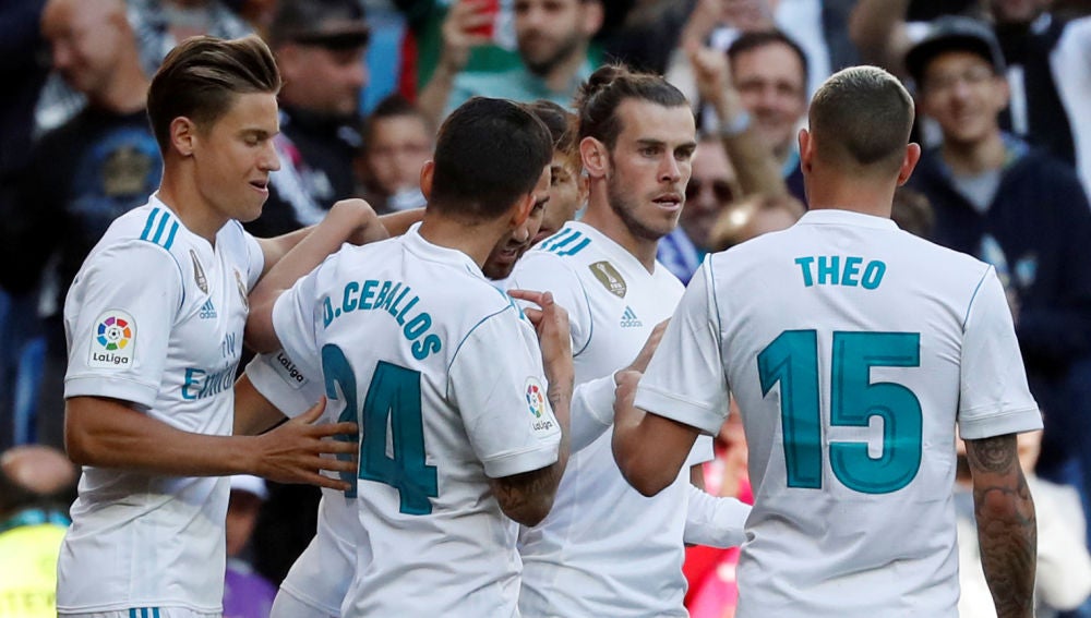 Los jugadores del Real Madrid celebran el gol de Gareth Bale