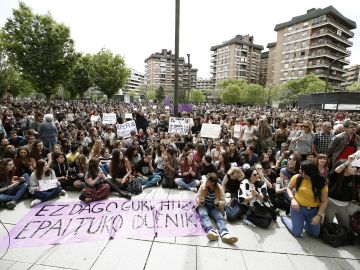Cientos de personas se han concentrado este mediodía frente al Palacio de Justicia de Navarra Cientos de personas se han concentrado este mediodía frente al Palacio de Justicia de Navarra