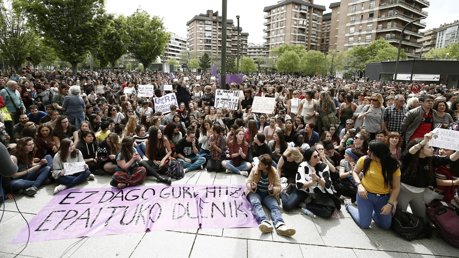 Cientos de personas se han concentrado este mediodía frente al Palacio de Justicia de Navarra