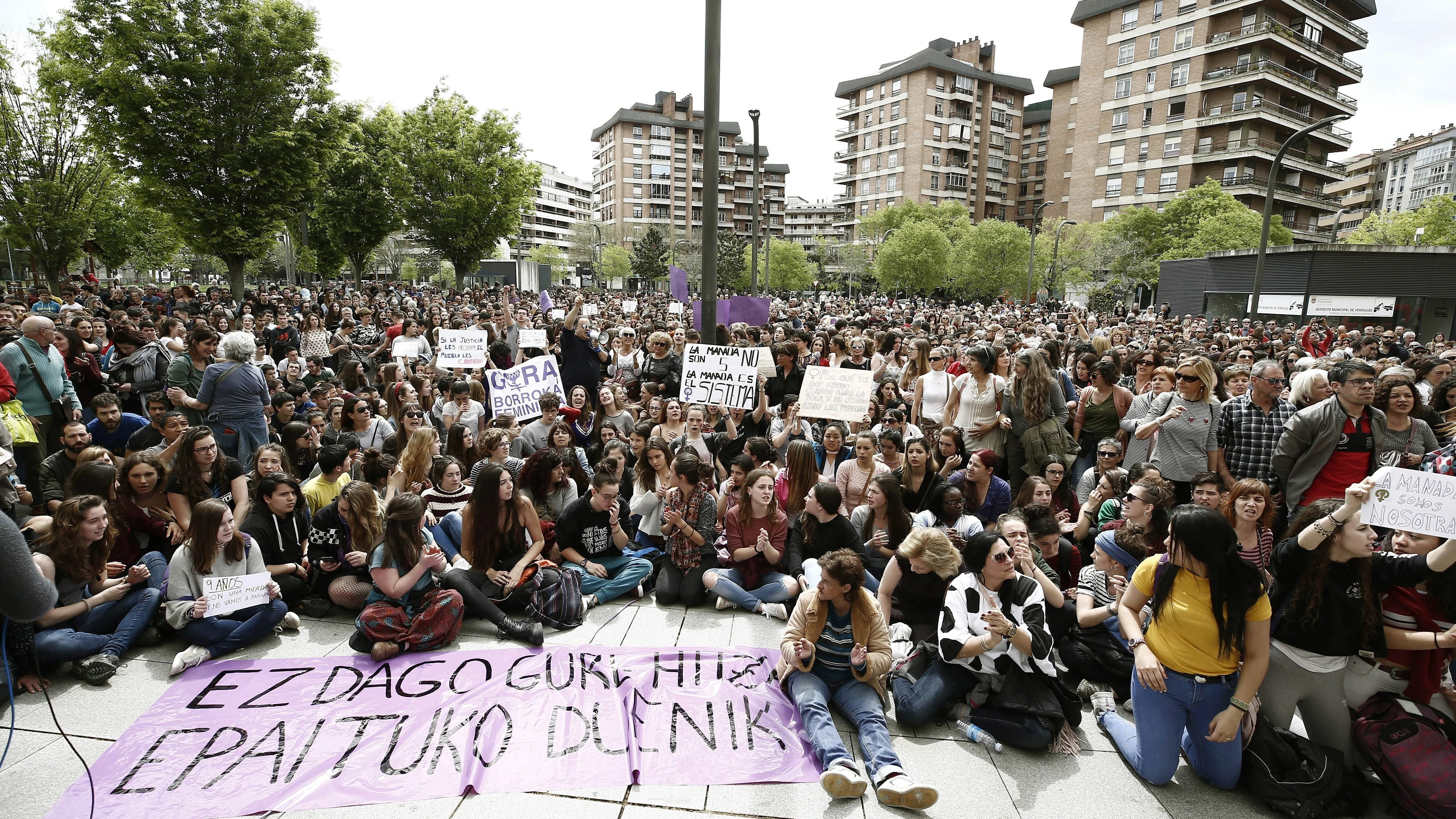 Cientos de personas se han concentrado este mediodía frente al Palacio de Justicia de Navarra