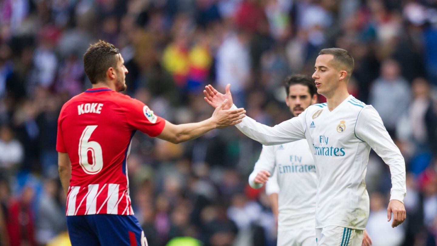 Koke y Lucas se saludan