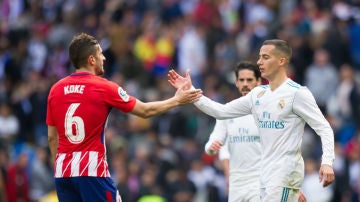 Koke y Lucas se saludan