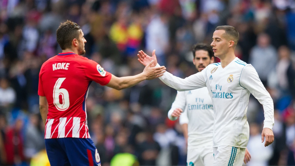 Koke y Lucas se saludan