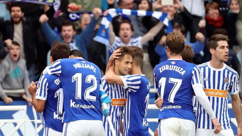 Los jugadores de la Real Sociedad celebran el tanto de Oyarzabal