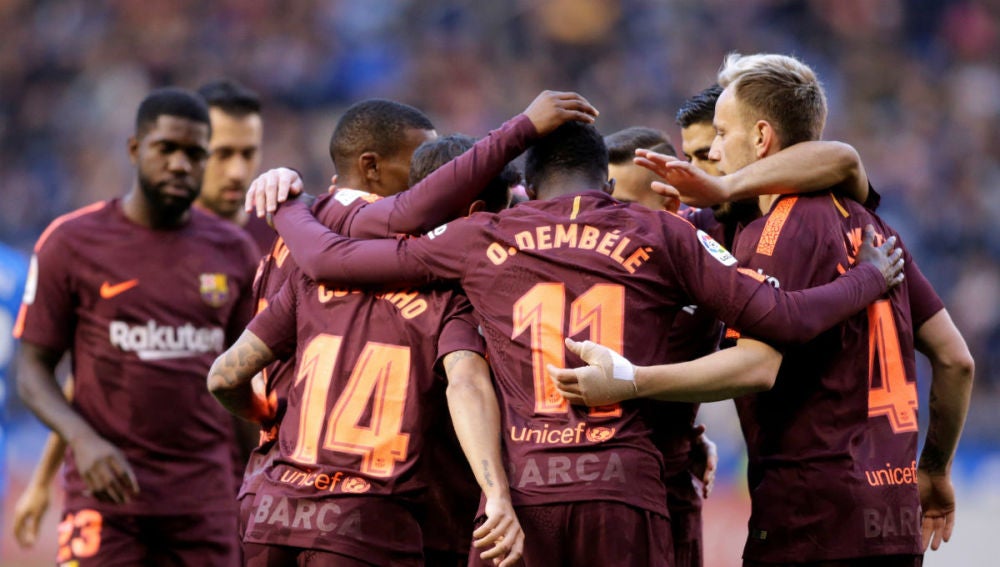 Los jugadores del Barcelona celebran el gol