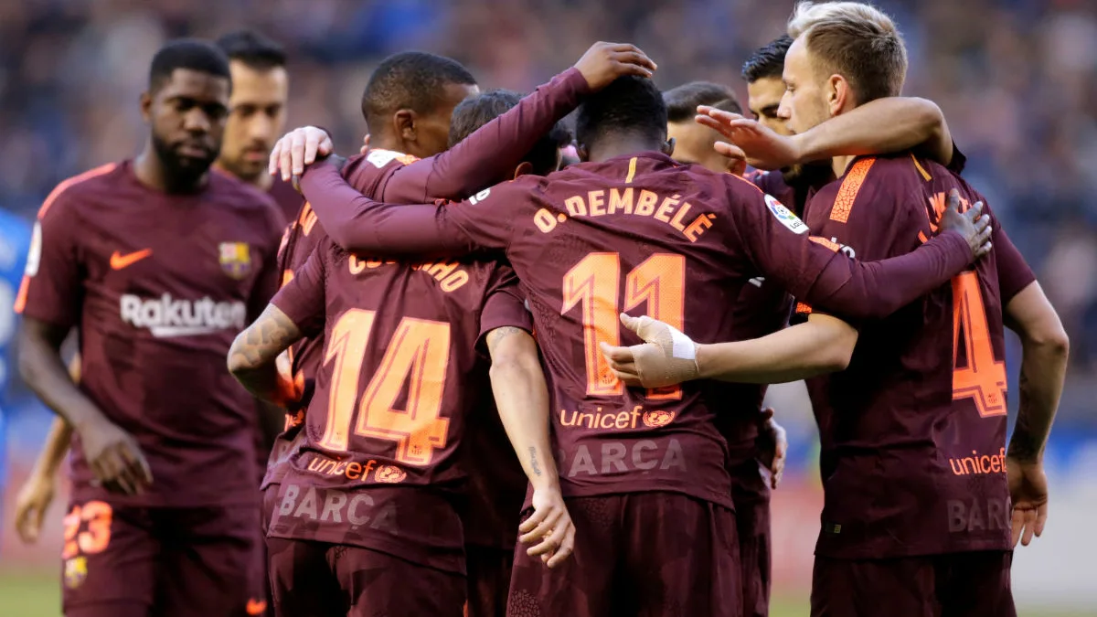 Los jugadores del Barcelona celebran el gol