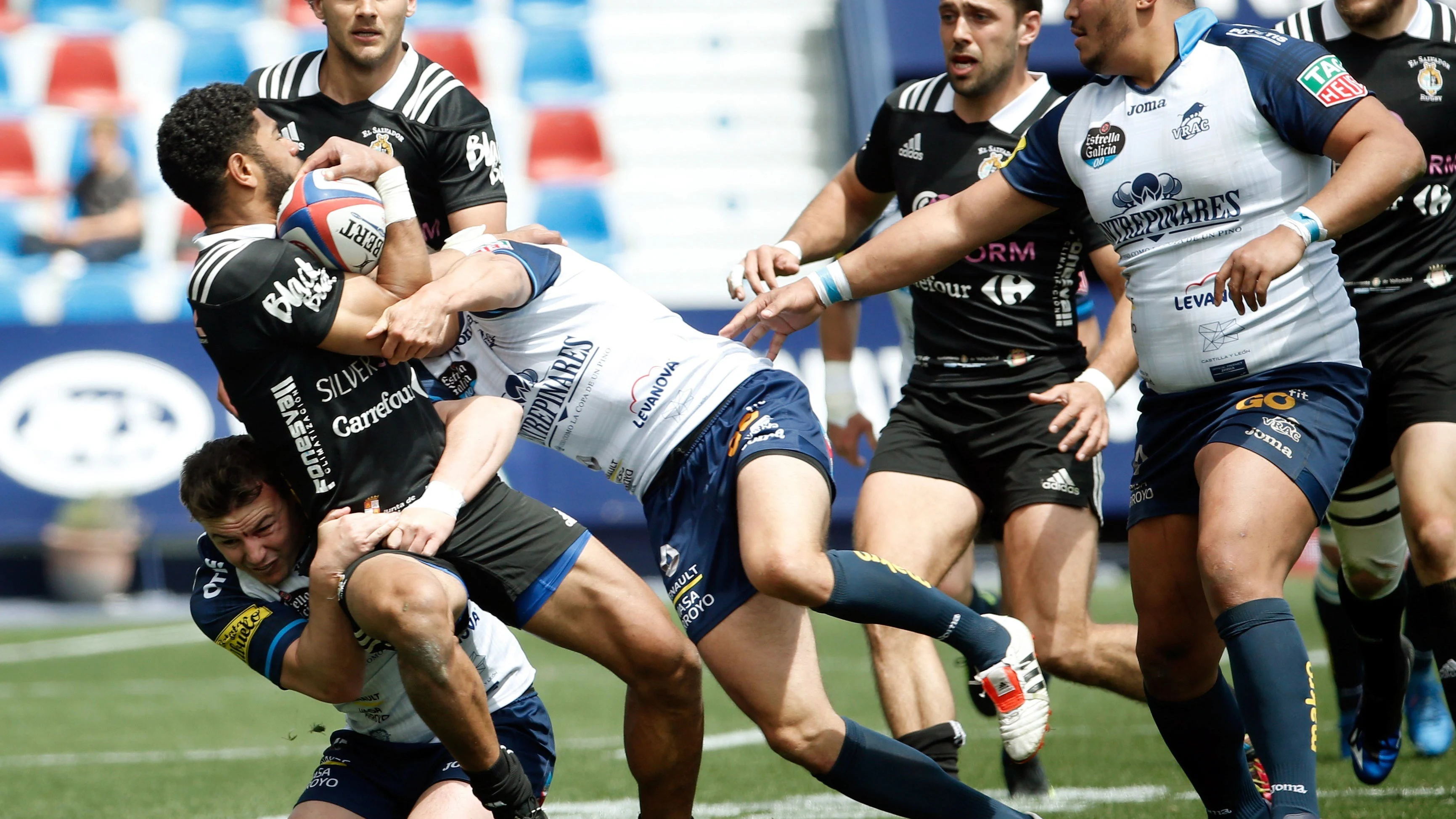 Jugadores del VRAC y El Salvador, durante la final de Copa de rugby